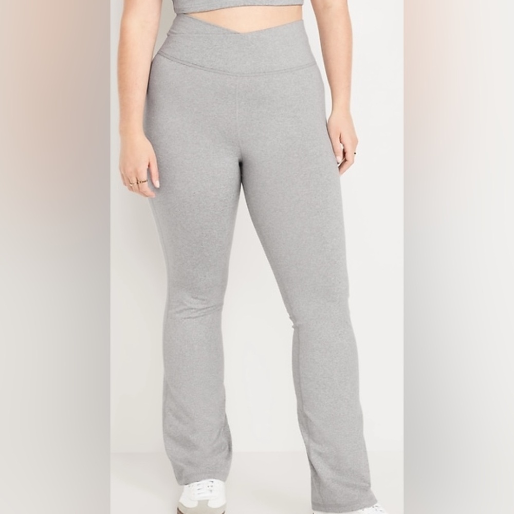 Old Navy Women's Gray 
Extra High-Waisted
CloudComfy Boot-Cut
Leggings xl
